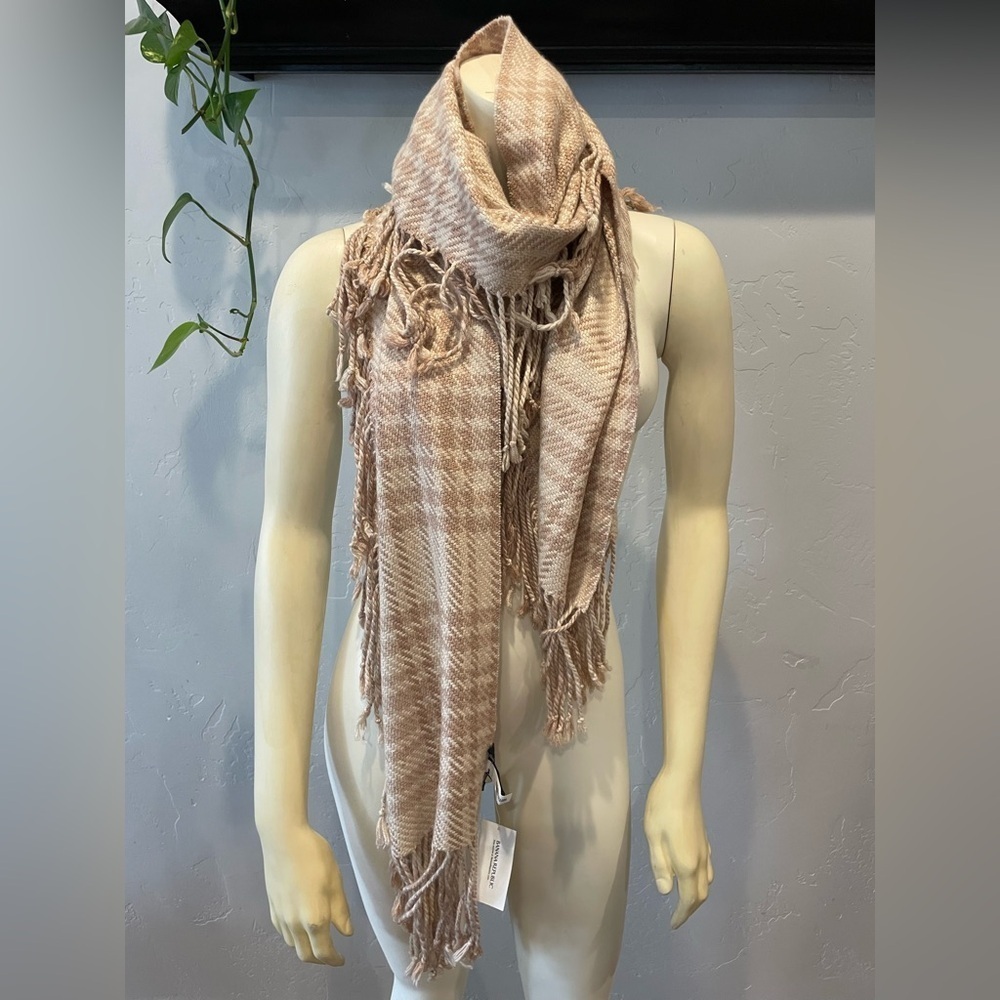 NWT women’s banana, republic, Tan and cream Fringe Scarf